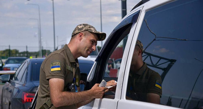 Чоловіків пропонують випускати з України за щомісячний внесок: що відомо