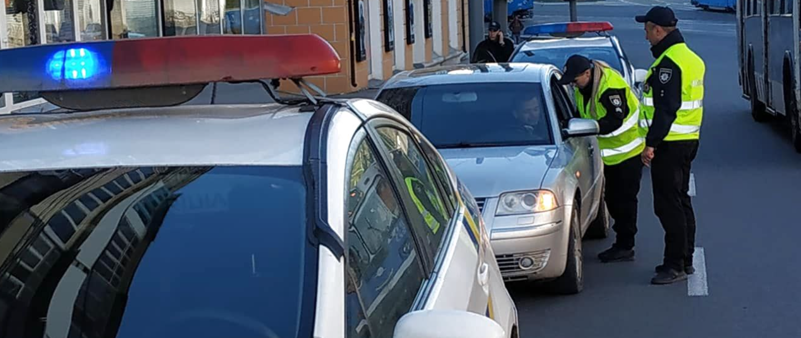 Чи може поліцейський вимагати у водія документи без доказів порушення ПДР